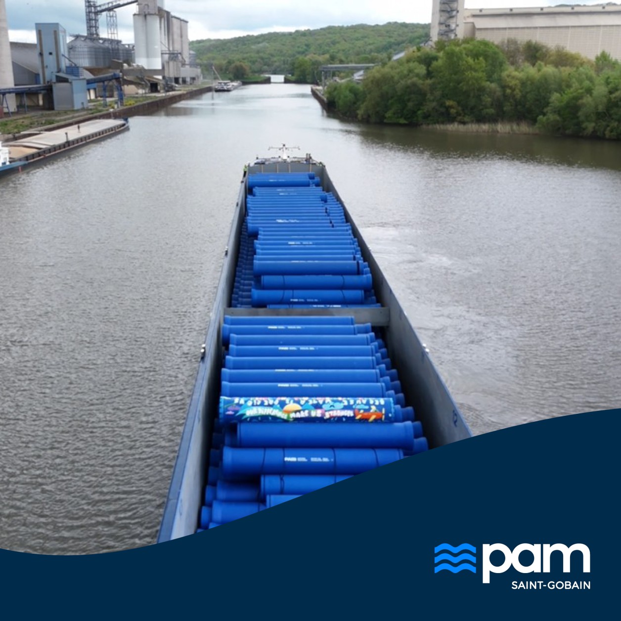 tuyaux IME chargé sur la péniche