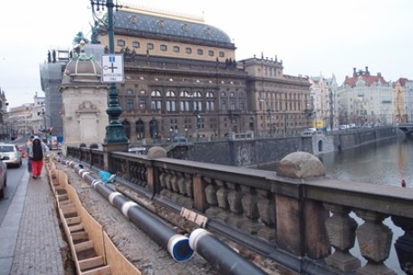 Praha uložení do chodníku na mostě