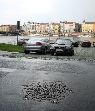 těsný poklop  za protipovodňovou bariérou