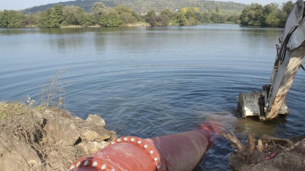 Trenchless pipe laying